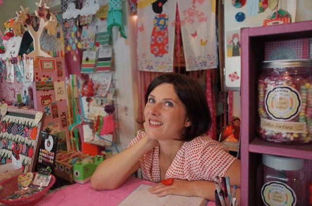 Mujer sonriendo detrás de un mostrador